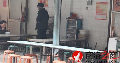 早餐結(jié)束后，攤點(diǎn)的餐桌下滿是廢棄的垃圾。