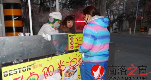 1月10日，天還沒有完全亮，李亞婷就在市區(qū)商中路口招呼前來購買早餐的顧客。
