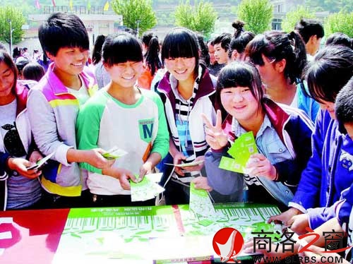 4月30日，“綠書簽行動(dòng)2014”系列宣傳活動(dòng)給丹鳳縣資峪鎮(zhèn)九年制學(xué)校捐贈(zèng)價(jià)值2萬余元的圖書
