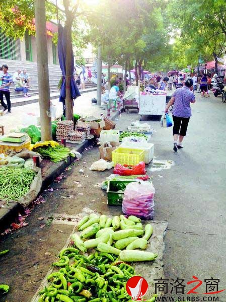 攤點擺上主車道