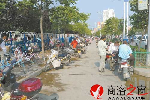 整頓前，務(wù)工人員集中在馬路上。