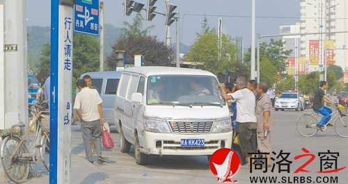 整頓前，來了一個雇主，務(wù)工者蜂擁而上，堵了交通，安全也沒有保障。