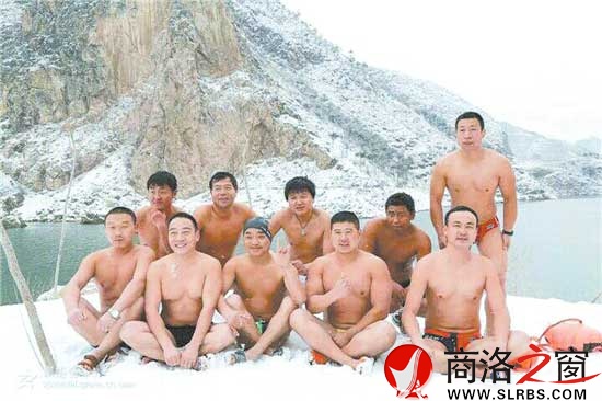 商洛市冬泳愛好者張暉、崔小東、孟丹平、魚鵬等參加冬泳后合影。