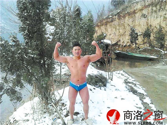 被譽為商洛冬泳隊形象代言人的張暉，上岸后不忘秀一下肌肉。