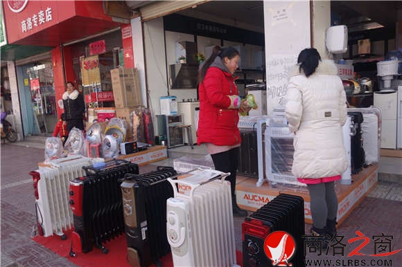 寒冬時節(jié)，市區(qū)商州商城里賣取暖小家電的商鋪生意興隆，不時有顧客前來詢問購買。