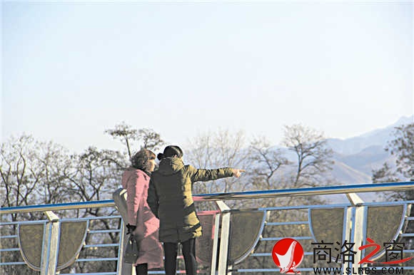 站在環(huán)城北路上，商洛市區(qū)盡收眼底，環(huán)城北路已經(jīng)成為商洛城市的一條觀景路。