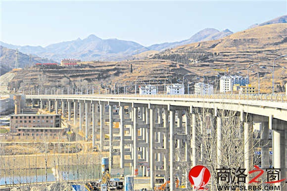 北環(huán)路一號(hào)大橋橫跨丹江，是商洛市區(qū)最大的高架橋，與仙娥湖大壩相映成輝，成為城市一個(gè)新亮點(diǎn)。