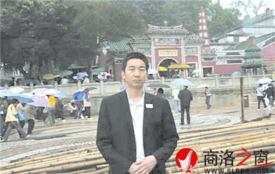 陳志民，網(wǎng)名草衣木食，1968年生于丹鳳，曾在軍中多年，現(xiàn)任北京某勘察公司董事。
