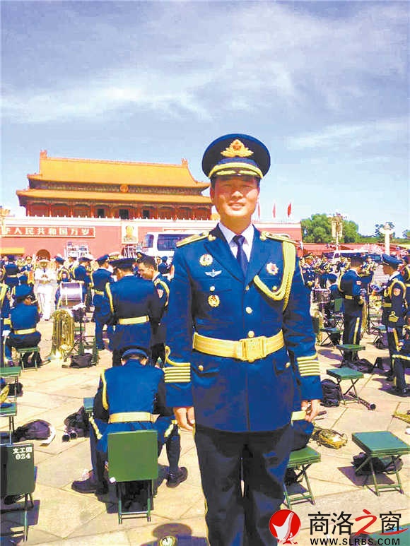 閱兵結(jié)束后，陳沖趕緊讓?xiě)?zhàn)友為自己拍照留念，把這一激動(dòng)時(shí)刻永遠(yuǎn)定格。