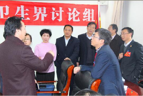 2月5日下午，市政協(xié)四屆一次會議科技、體育、醫(yī)療衛(wèi)生界委員在小組討論休息時間，還在熱烈討論提案修改的幾個細節(jié)問題。