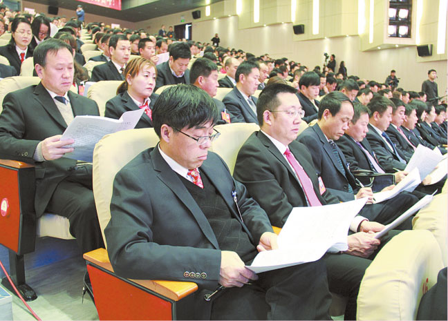 2月5日上午，市四屆人大一次會議開幕，出席大會的市人大代表認真聆聽政府工作報告。