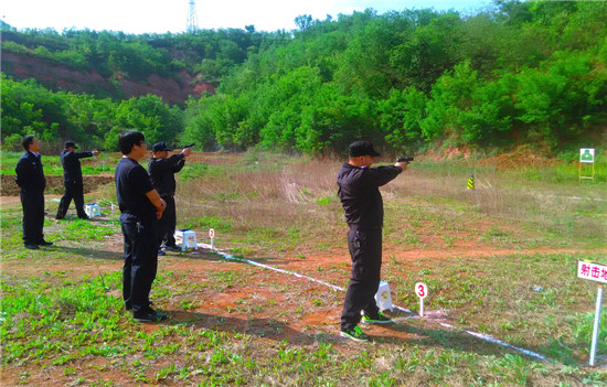 市公安局組織開展警用手槍實(shí)彈射擊訓(xùn)練考核