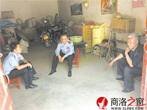 汪毅在轄區(qū)走訪，了解民情。