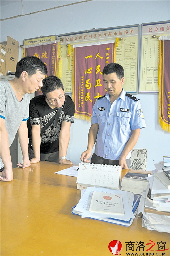 研究分析案情，是何泓（右一）日常偵破案件的重要環(huán)節(jié)。