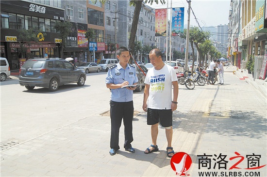 鄧元哲正在為案件做調(diào)查走訪