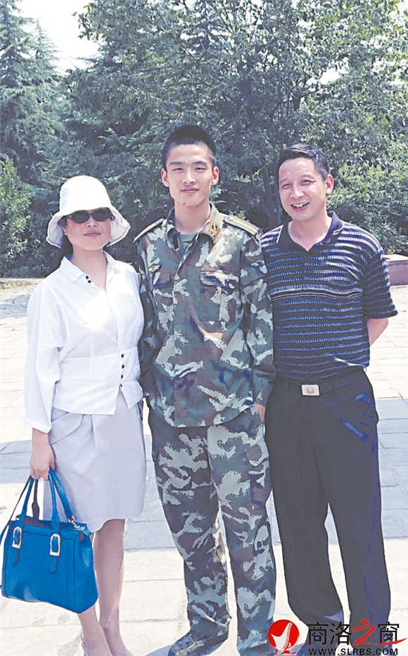 朱盛如、劉锳夫婦和就讀于武警工程大學的兒子朱建豪的全家照