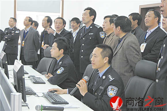 章秀峰向人大代表介紹指揮中心運(yùn)行情況