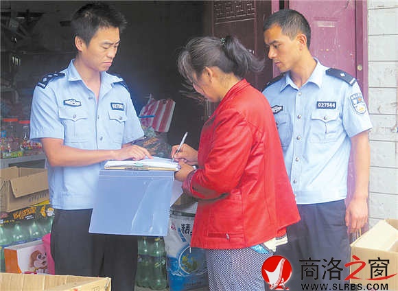 張毅廣與同事進(jìn)村入戶了解村民基本情況