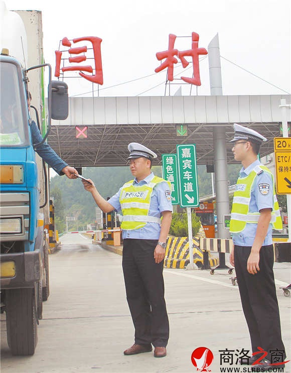 龍軍對過往車輛進(jìn)行檢查