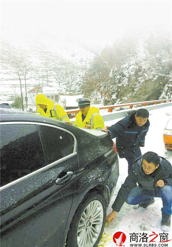 下雪天，是高速民警最辛苦的時候。
