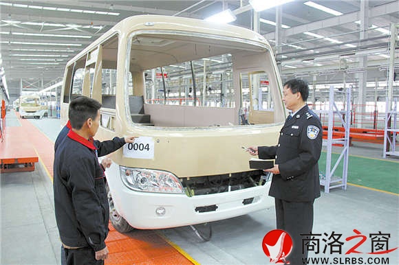 入冬以來，安建明多次深入園區(qū)企業(yè)進(jìn)行安全檢查，確保企業(yè)生產(chǎn)安全。