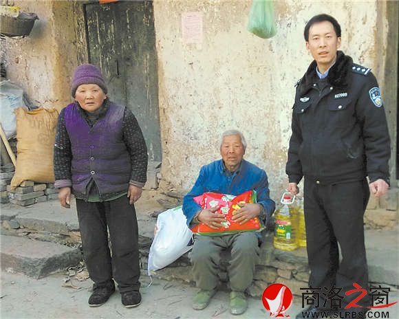 困難群眾是彭江濤的“親人”，逢年過(guò)節(jié)彭江濤總要上門慰問(wèn)并給他們送些生活必需品。