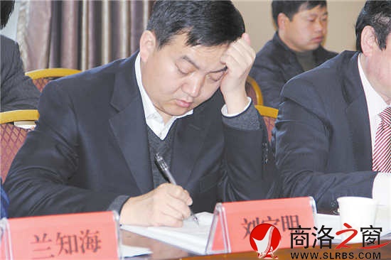 代表認真研讀政府工作報告，反復推敲發(fā)言稿。        （記者 李 亮 攝）
