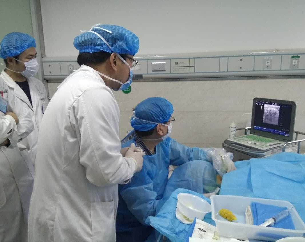 李禾教授和湯志剛主任醫(yī)師術(shù)前彩超定位.jpg