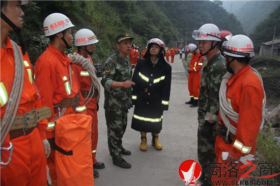 夜幕降臨，參與救援的武警戰(zhàn)士仍在接受任務(wù)。