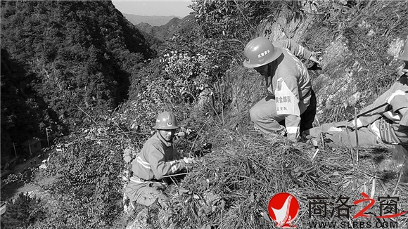 武警黃金五支隊(duì)的戰(zhàn)士攀爬上滑坡區(qū)左邊山體，實(shí)地檢查地質(zhì)災(zāi)害隱患