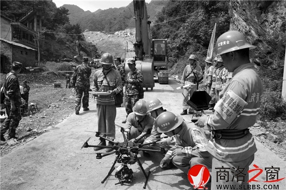 準(zhǔn)備起飛無人機(jī)，空中監(jiān)測(cè)地質(zhì)隱患點(diǎn)