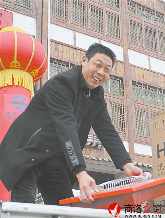 美麗鄉(xiāng)村建設(shè)以來，李棟梁的家電生意好了很多。采訪當(dāng)天，他就賣出去十幾件貨。