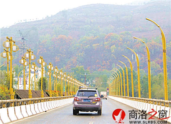 用竹燈、竹子、竹欄、花卉等裝點(diǎn)的丹江景觀橋，也是竹林關(guān)的迎賓通道。