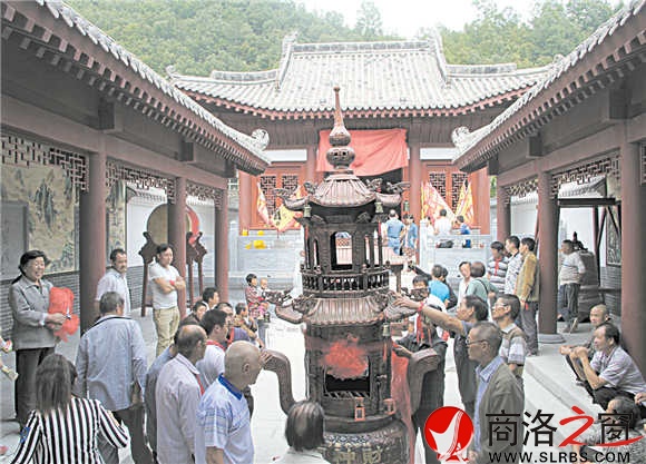游人如織的財(cái)神廟