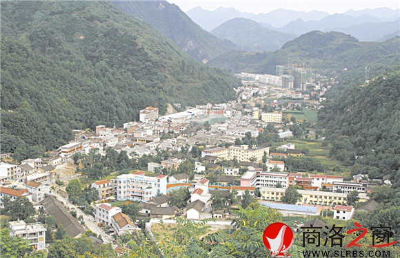 坐落在群山翠綠中的美麗鄉(xiāng)村云鎮(zhèn)全景