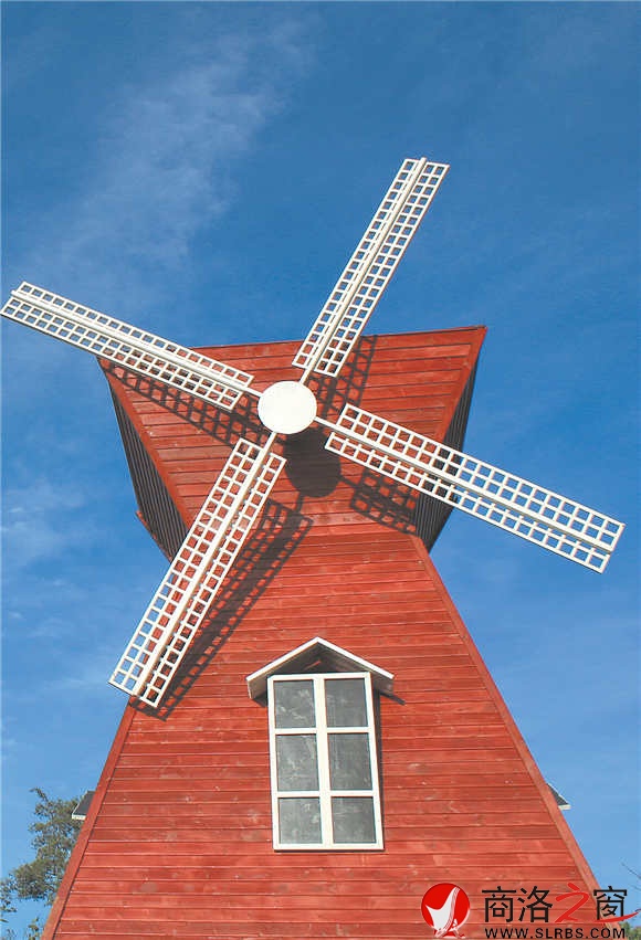 大風(fēng)車是村子的一個(gè)標(biāo)志性建筑，為游客照相留念提供了一個(gè)最佳場所。