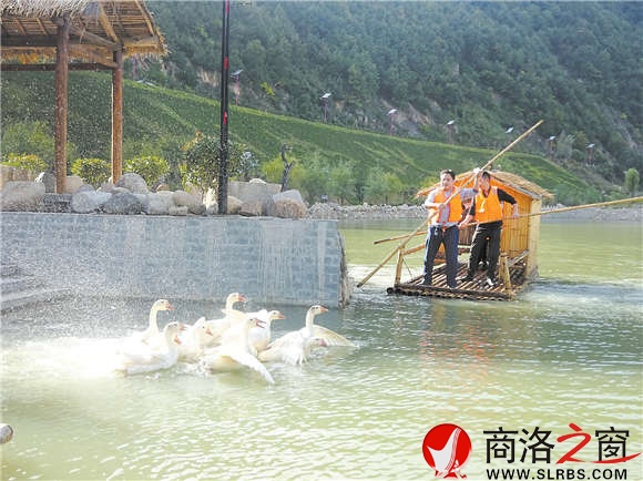 泛舟后灣湖，別有一番感覺。