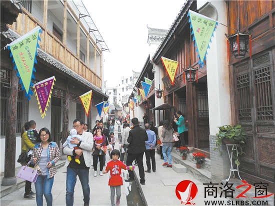 云鎮(zhèn)老街改造升級后，游客紛至沓來，成為鎮(zhèn)安一個新的旅游熱點(diǎn)。