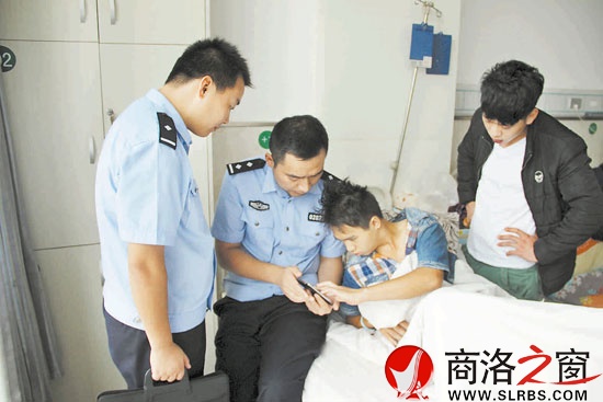 辦案民警前往醫(yī)院向受害人薛某了解被搶劫的過(guò)程