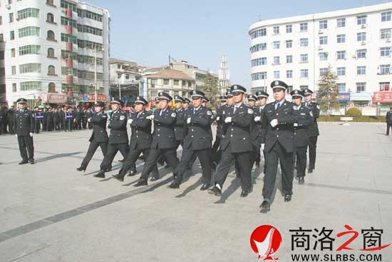 近日，城關(guān)派出所開展民警大練兵，使全體民警以飽滿的精神投入到工作中。