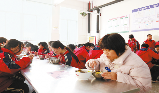 陽光校餐，守護學生“舌尖上的幸福”