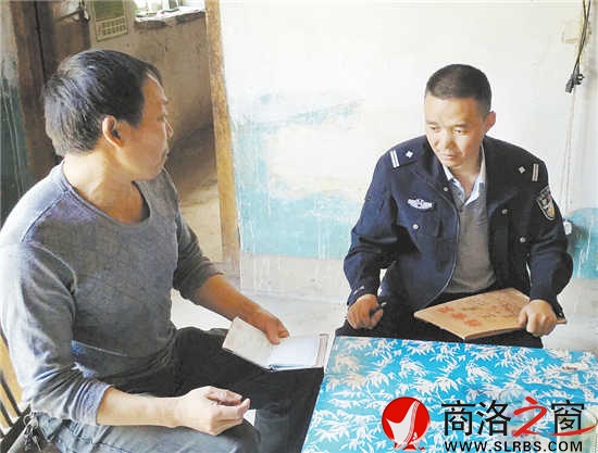 程曉明在巡邏過程中，每當(dāng)遇到小商小販時(shí)，都會(huì)停下來與他們閑聊，從而獲得一些有價(jià)值的信息。