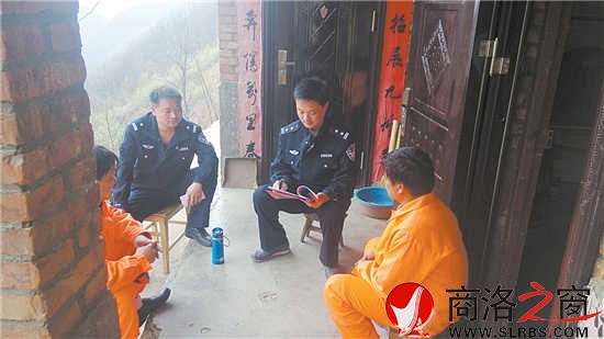 汪義軍在小嶺鎮(zhèn)陜銀礦民爆庫房與工作人員了解情況，進(jìn)行安全檢查。