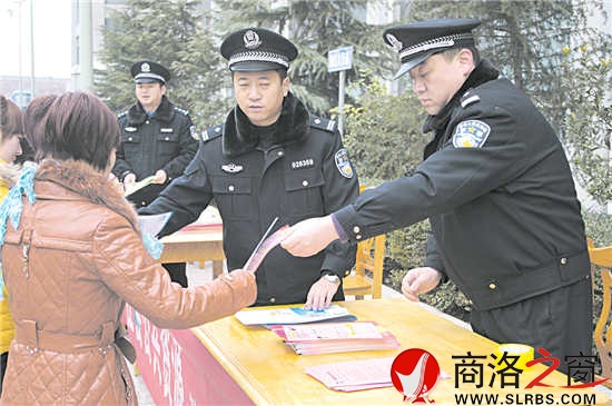 春節(jié)過后，趁著農(nóng)民工返鄉(xiāng)，鄭博與同事深入園區(qū)進行普法宣傳。