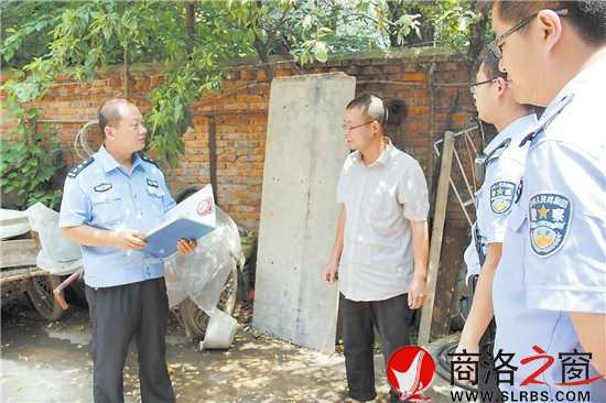 處理家庭、鄰里之間的矛盾糾紛成為薛向珺(左一)日常工作的重要內(nèi)容。