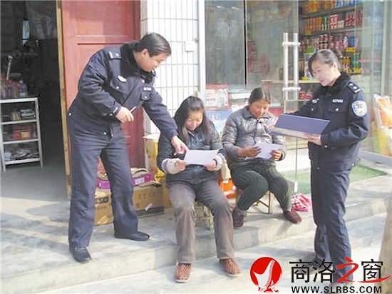 王玉娟深入社區(qū)開展社情調查(資料圖片)