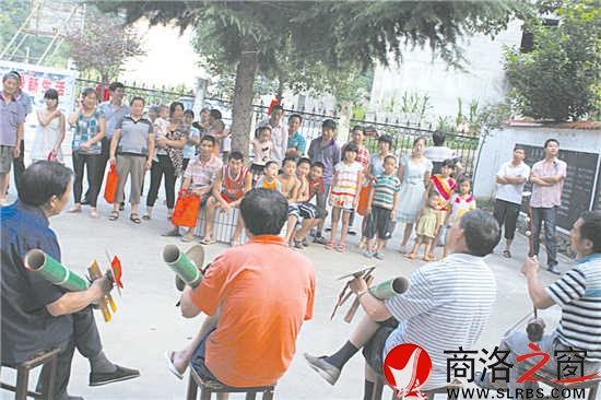 柞水縣率先在全省建立了以葉家灣為典范的法治文化大院，圖為葉家灣文化大院里的法治漁鼓表演現(xiàn)場(chǎng)。