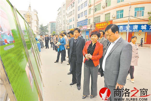 商南把陽光信訪的流程制成展板，巡回全縣進行宣傳。