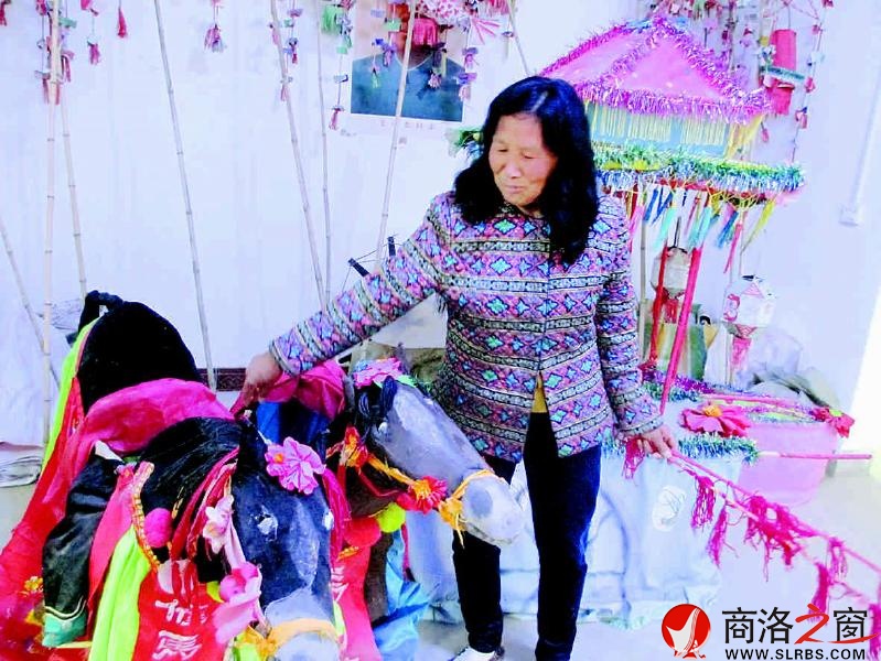 花鼓戲演出的各種器樂(lè)一應(yīng)俱全，大都是自己用手做成。