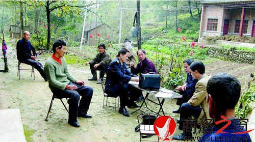 朱建志深入洛南縣為一起侵犯農(nóng)民工職業(yè)病健康權(quán)益的違法案件進(jìn)行調(diào)查取證。